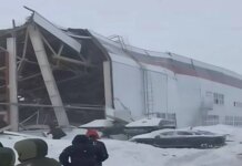 В России обрушилась крыша цеха на заводе "Моторинвест" — под завалами нашли людей