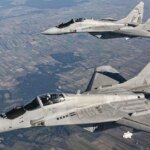 Польша подняла в небо истребители и привела системы ПВО в готовность из-за массированного обстрела Украины