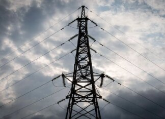 Частина жителів чотирьох областей залишилися без світла після ворожих атак, є аварійні відключення