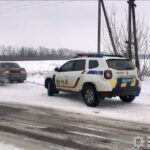 Снежная ловушка в Николаевской области: полицейские спасли водителя с обочины, — ФОТО