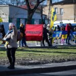 Несмотря на тревогу и взрывы: в Николаеве прошла акция-напоминание о пленных, — ФОТО