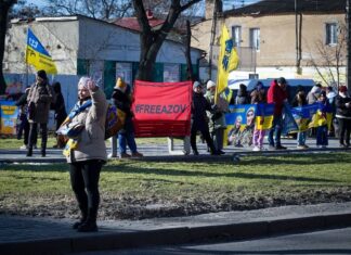 Несмотря на тревогу и взрывы: в Николаеве прошла акция-напоминание о пленных, — ФОТО