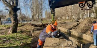 Николаев готовят к ливням: на Индустриальной чистят ключевой коллектор, — ФОТО