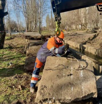 Николаев готовят к ливням: на Индустриальной чистят ключевой коллектор, — ФОТО