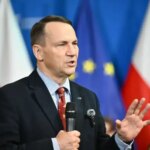 Сикорский раскритиковал визит Навроцкого к Орбану из-за связей с кремлем