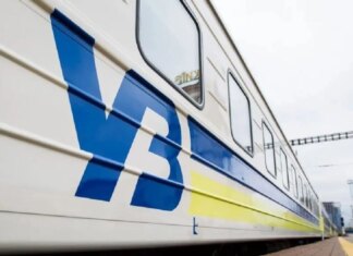 Укрзалізниця затримує низку міжнародних та внутрішніх поїздів через обстріли