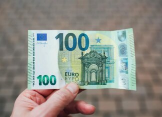 Трейдери прогнозують падіння євро до рівня паритету з доларом