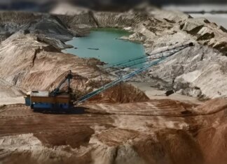 В Україні запустять аукціони на три титанові родовища Фірташа