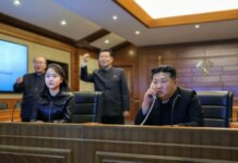 Ким Чен Ын с дочерью испытали стратегические ракеты с корабля — СМИ