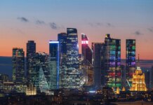 В России малый бизнес подсчитывает убытки из-за запрета использования иностранных слов в вывесках — СВР