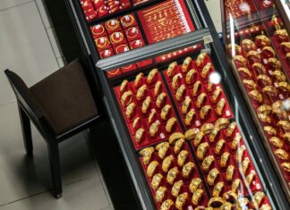 Золото резко упало и колеблется около $4500 на фоне обострения войны на Ближнем Востоке