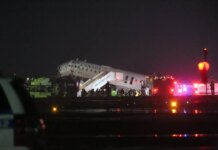 В Нью-Йорке самолет Air Canada столкнулся с пожарной машиной в аэропорту Ла-Гуардия, есть пострадавшие