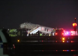 В Нью-Йорке самолет Air Canada столкнулся с пожарной машиной в аэропорту Ла-Гуардия, есть пострадавшие