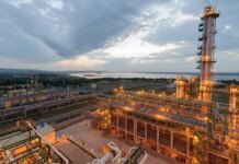 Саратовский НПЗ остановил работу после атаки дронов, возник пожар