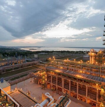 Саратовский НПЗ остановил работу после атаки дронов, возник пожар