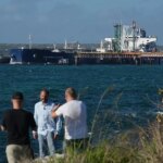 Подсанкционный танкер с российской нефтью прибыл на Кубу с согласия США