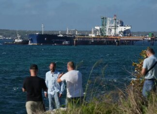 Подсанкционный танкер с российской нефтью прибыл на Кубу с согласия США