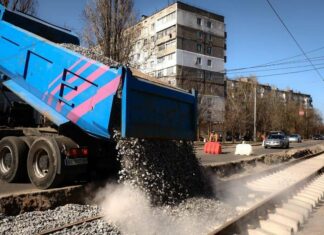 В центре Николаева ремонтируют трамвайные пути: дополнительно планируют расширить дорогу, — ВИДЕО