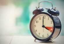 В эти выходные Украина переводит стрелки часов