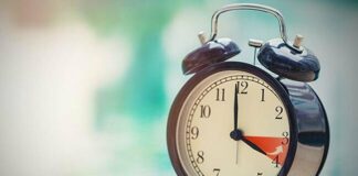 В эти выходные Украина переводит стрелки часов