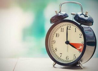 В эти выходные Украина переводит стрелки часов