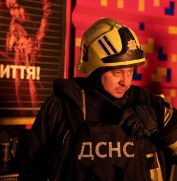 Россия массированно атаковала Кривой Рог: горит высотка и предприятие