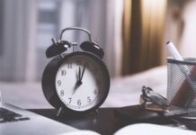 Украина снова переводит часы: дата, время и влияние на людей