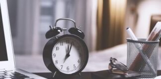 Украина снова переводит часы: дата, время и влияние на людей