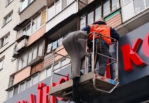 Минус 29 вывесок в месяц: в Николаеве усиливают демонтаж рекламы