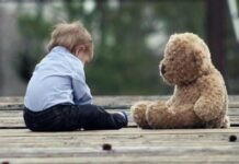 Без родителей и под наблюдением чужих людей: в Николаеве обнаружили 5-летнюю девочку