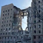 В центре Николаева мужчина выпрыгнул с крыши разрушенной ова