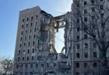 В центре Николаева мужчина выпрыгнул с крыши разрушенной ова