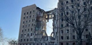 В центре Николаева мужчина выпрыгнул с крыши разрушенной ова