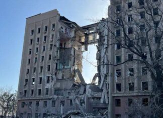 В центре Николаева мужчина выпрыгнул с крыши разрушенной ова