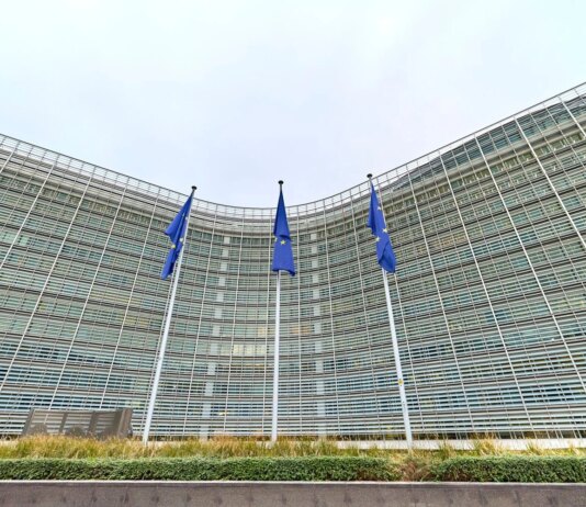 Европейцев призвали работать из дома и меньше ездить на авто на фоне кризиса из-за войны с Ираном