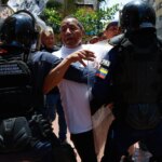 В столице Венесуэлы протестующих не пустили во дворец, они требуют повышения зарплат и пенсий