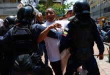 В столице Венесуэлы протестующих не пустили во дворец, они требуют повышения зарплат и пенсий