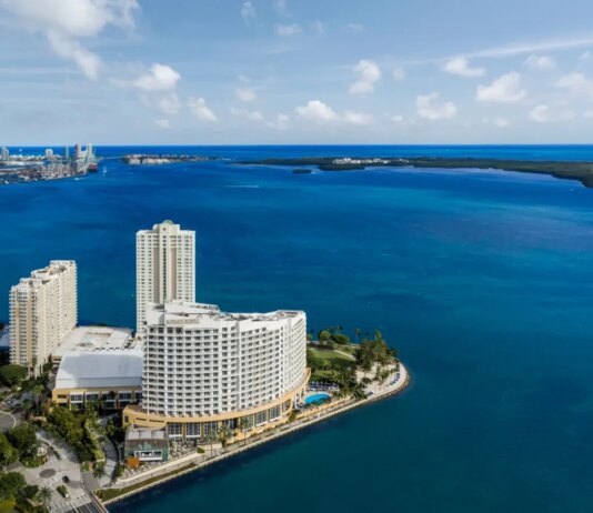 В Майами взорвут 23-этажный отель на искусственном острове Брикелл-Ки