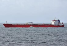 Танкер, испытывающий блокаду США, похоже, развернулся после выхода из Ормузского пролива — СМИ