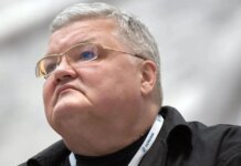 Известный российский дирижер умер на борту самолета в Стамбул