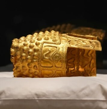 В Румынию вернули 2500-летний золотой шлем после кражи в Нидерландах