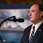 Министр ВМС США Джон Фелан внезапно подал в отставку, его обязанности будет исполнять заместитель