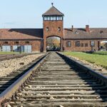 Суд в Германии обязал полицейского посетить концлагерь Аушвиц из-за использования нацистского лозунга