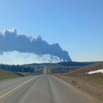 На заводе "Лукойл" в перми после взрыва поднялся столб дыма, похожий на гриб