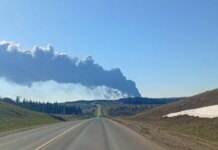 На заводе "Лукойл" в перми после взрыва поднялся столб дыма, похожий на гриб