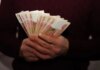 россия впервые почти за год увеличивает фонд на "черный день" — Bloomberg
