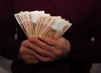 россия впервые почти за год увеличивает фонд на "черный день" — Bloomberg