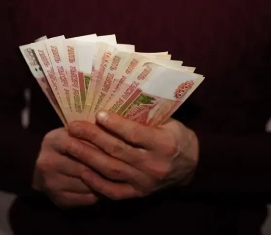 россия впервые почти за год увеличивает фонд на "черный день" — Bloomberg