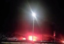 В российском Ростове после ракетного удара вспыхнул масштабный пожар на заводе