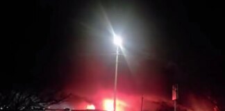 В российском Ростове после ракетного удара вспыхнул масштабный пожар на заводе